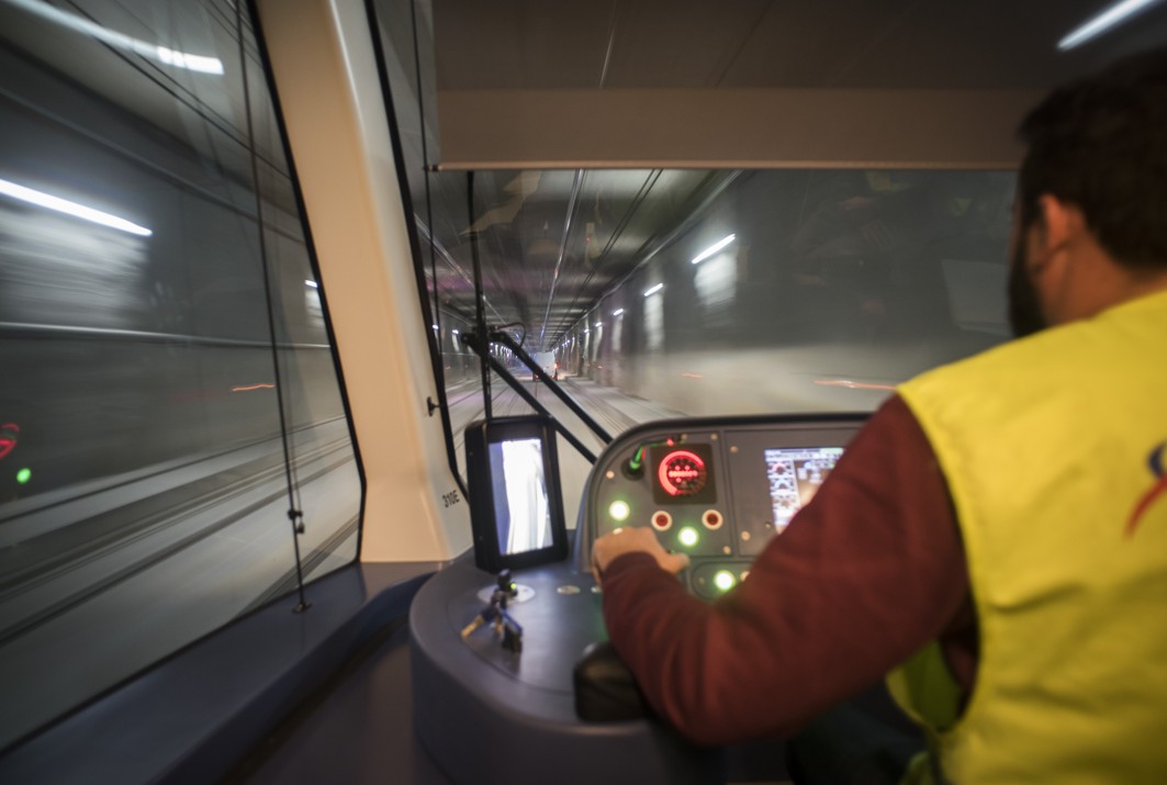 El tren del Metro recorre el interior del túnel.