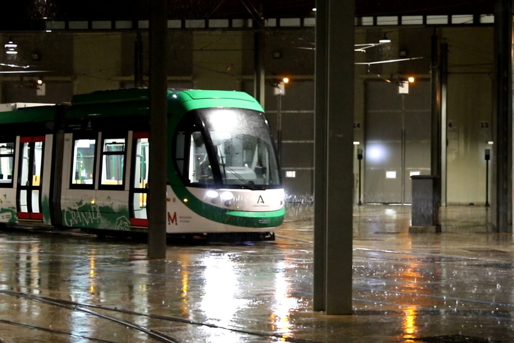 Nuevo tren del Metro de Granada en pruebas